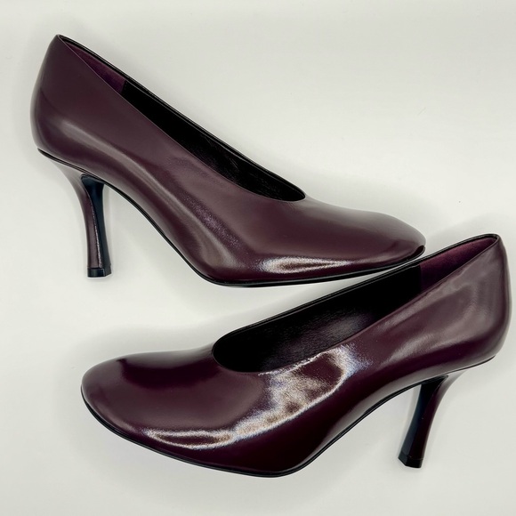 Burberry Glossy Leather Baby Pumps
Color- Poison
Womens size EU 38.5 - Picture 5 of 11